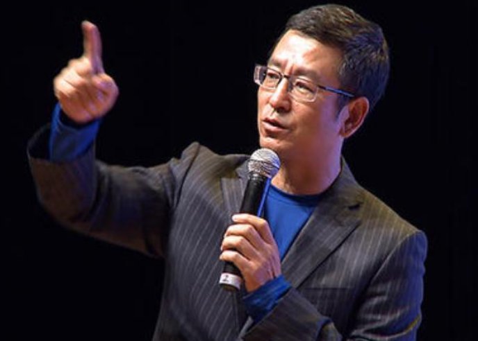 “央视名嘴”白岩松儿子海外归来创业，他长得帅气还是学霸，你见过吗？