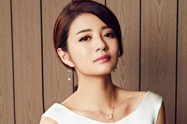 安以轩老公陈荣炼涉83项罪，为何要到12月才开审呢？