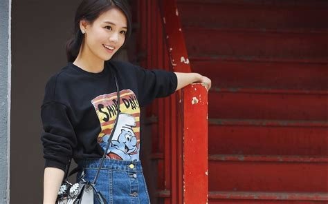 母亲重新组建了家庭，刚成年就让我自己出去生活，现在他有困难我要去给她帮忙吗？