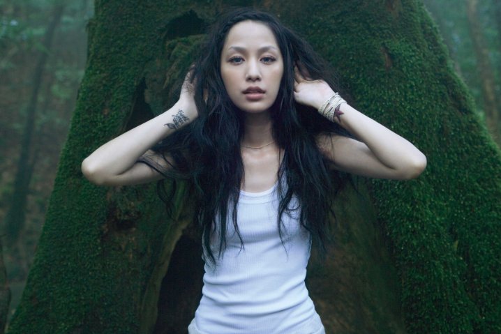 《生化危机4》里面那个突然变丧尸的日本美女，她是哪个演员？