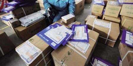 安徽夫妇给留美女儿过冬衣服被寄到英国，快递公司是否需要担责？