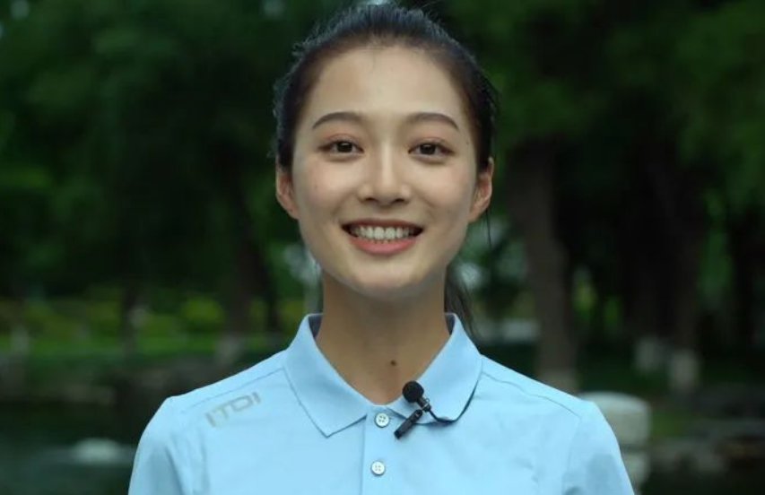 领诵员冯琳为酝酿情感曾经去参观红船，你赞成她的行为吗？