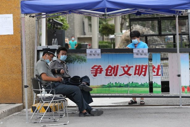 处于封闭管控的40个小区居民应该怎么做？