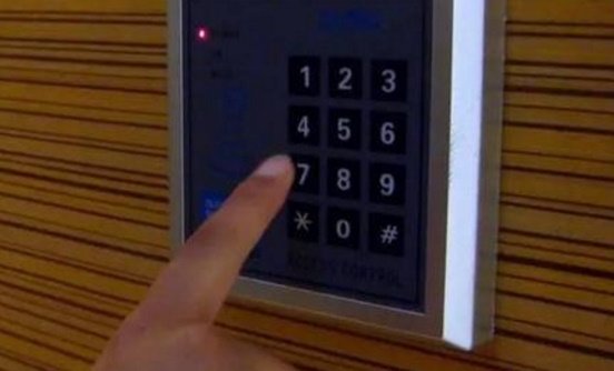 学校收165万门禁服务费？官方对此有何回应？