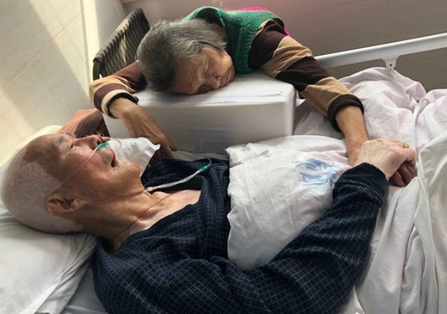上海癌症晚期老人临终前与老伴重聚，分离时曾有过哪些过激举动？