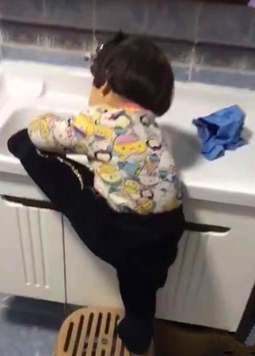 1岁宝宝嫌自己脚脏，在便池内清洗，这一幕有多有趣？