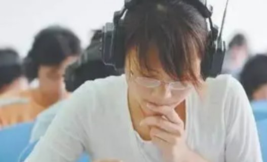 大学英语四级考试的调频是多少？