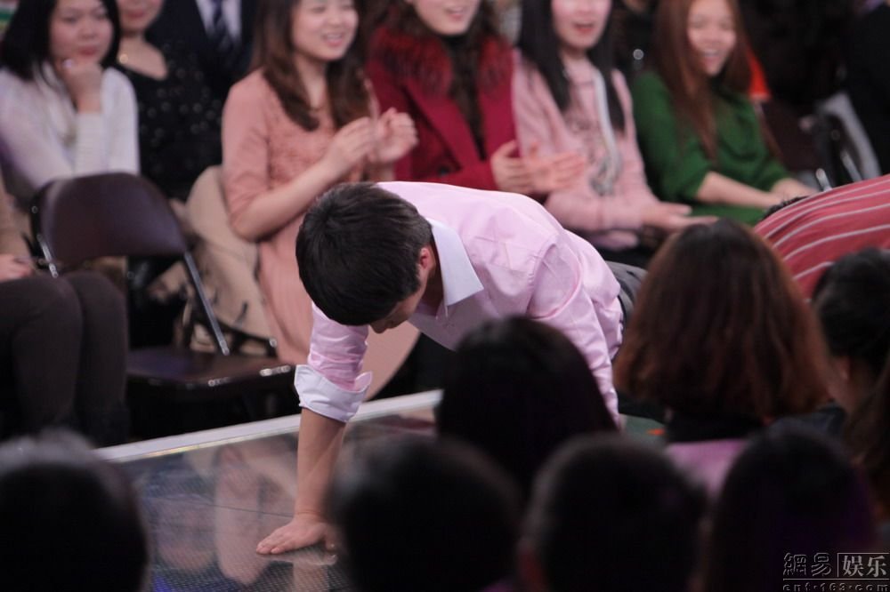 非诚勿扰追谢羽亿做俯卧撑