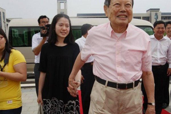 我恋老，深深的爱上一个比我大40几岁的老头，在一起已经快一年了，这样的爱能长久吗？