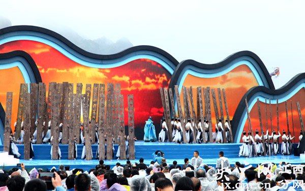 鹰潭论坛的背景