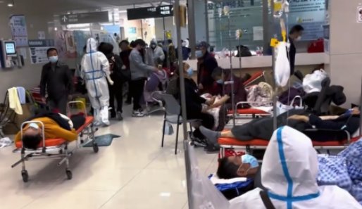 上海急诊实录候诊区爆满拆凳子安置病患，现场情况如何？