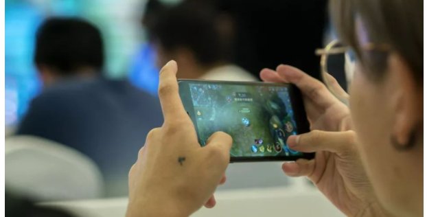 我跟女朋友一起玩游戏，她拉多个男的一起玩是什么心理？