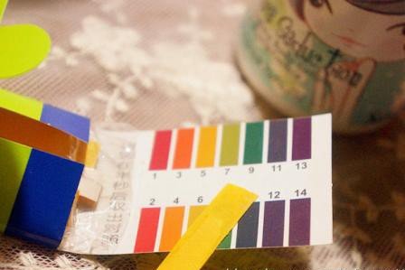 PH=3的醋酸与PH=11的氢氧化钠溶液等体积混合。这句话是什么意思？等体积混合以后显什么性？