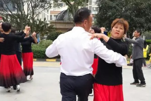 学三步舞的基本步法