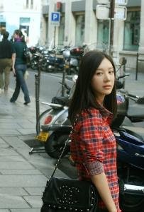 求这个女孩叫什么名字，记得她是韩国人。