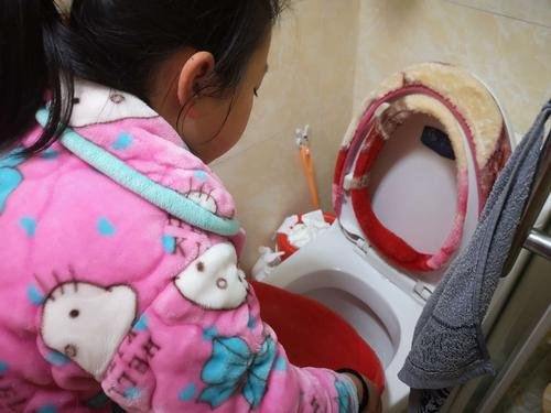 1岁宝宝嫌自己脚脏，在便池内清洗，这一幕有多有趣？