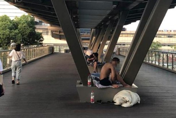 进过方舱的中年男子“流浪”42天，期间他是如何生活的？