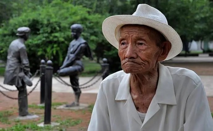 投奔子女的老年父母，漂在北上广做保安和服务员！在这里真的比老家好吗？