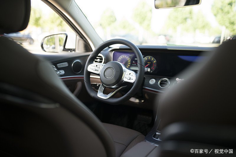 特斯拉的方向盘滚轮有什么功能？左右有什么区别呢？