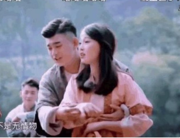 男子火车上袭胸19岁女孩，称离婚久了一时冲动？男子该承担哪些法律责任？