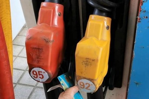 杭州多个加油站爆满，去加油站加油为什么不能给车加满？