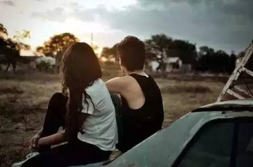 给女生买东西她都欣然接受，叫她出来玩她却不愿意，还要继续追吗？