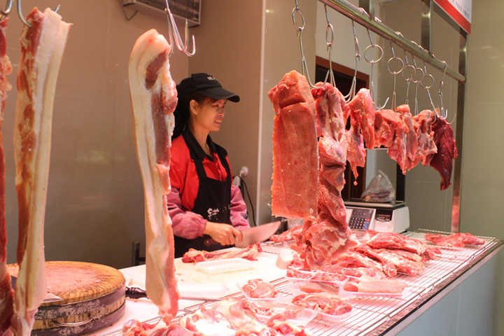 8月猪肉价格同比下降44.9%，是什么原因导致的？