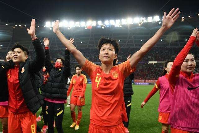 中国女足夺冠后，主教练被抛起，现场的胜利气氛有多浓烈？