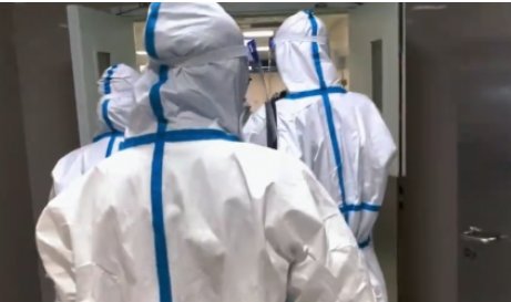 上海急诊实录候诊区爆满拆凳子安置病患，现场情况如何？