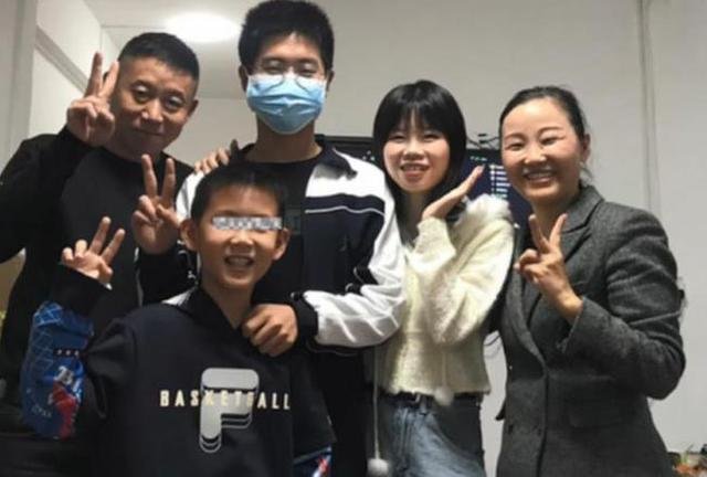 孙卓的奶奶拍14年来首张新年全家福，这张全家福有多来之不易？