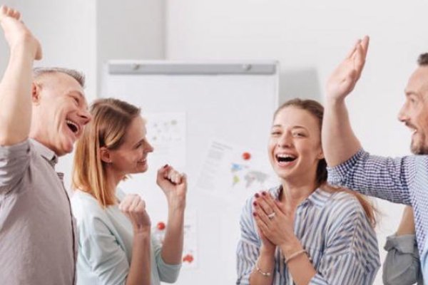 同桌的手老是探到裤子里，怎么办？