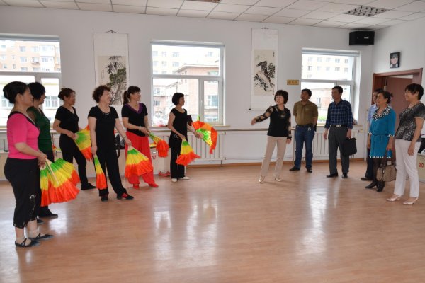 女儿同款教育上老年大学妈妈，网友对此有何评价？