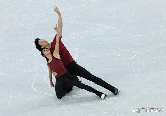 花样滑冰观众可以往赛场内扔东西，这是什么原因？