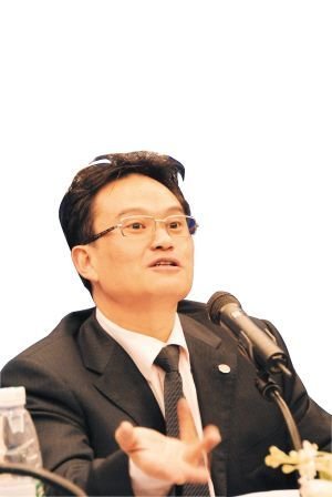 万明坚的人物经历