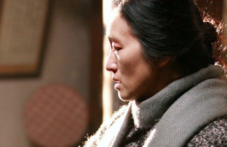 电影《归来》中丹丹为什么举报他的父亲？