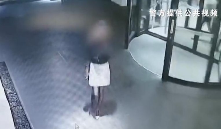 天津女子洗澡消费2400，欲拿外套抵账，为洗澡被刑拘值得吗？