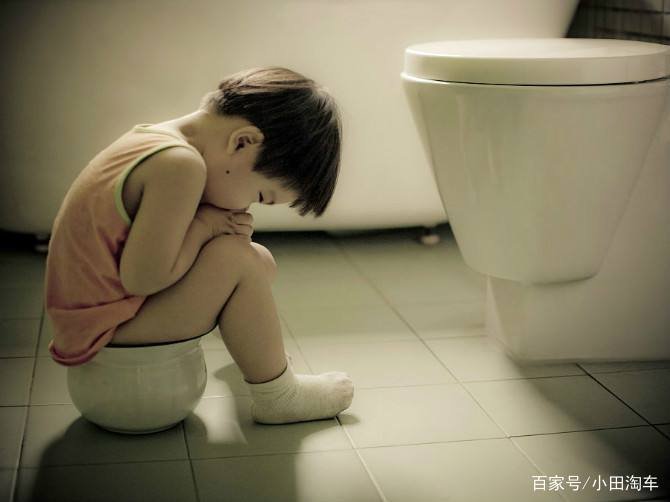 家长给孩子把屎把尿，真的有好处吗？该怎样去引导孩子自己上厕所呢？