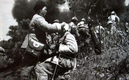 在抗美援朝战争中，担任中国人民志愿军总司令兼政治委员的是谁？