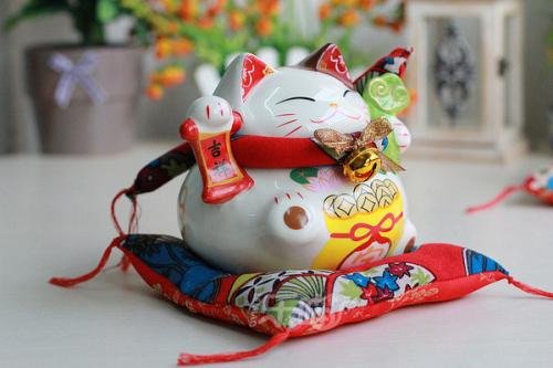 招财猫举左手和举右手分别代表什么？