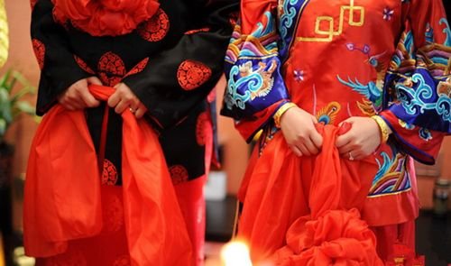 山西女子新婚回门，下一秒被弟弟拦腰抱起转圈，这样的姐弟情你羡慕了吗？