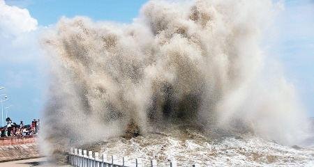 钱塘江大潮形成的原因？
