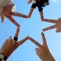 一个人平时和同学相处总是，玩几天就不怎么来往了，所以他的好朋友总换着，问题是这个人表面很热情？