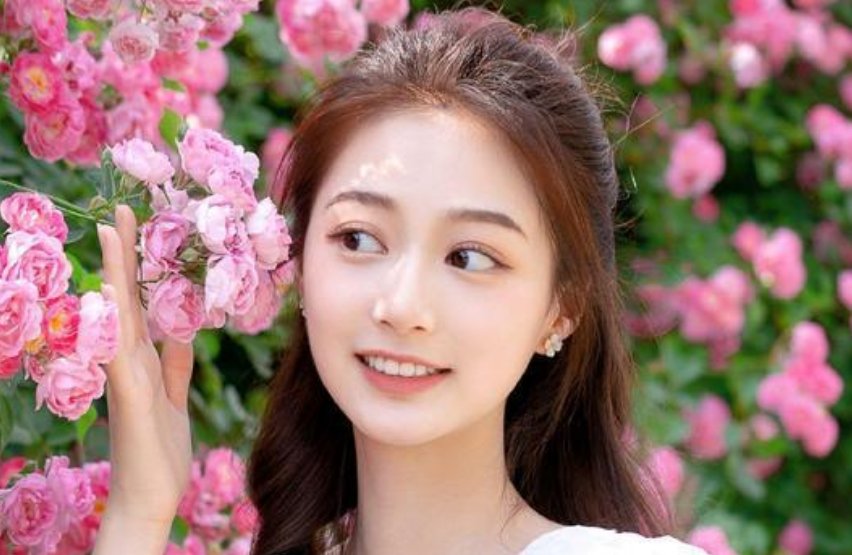 领诵员冯琳为酝酿情感曾经去参观红船，你赞成她的行为吗？