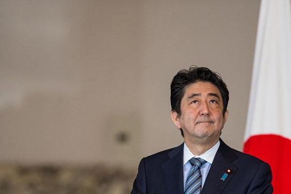 如果安倍晋三公然去废除日本天皇制度，他成功可能性有多高？
