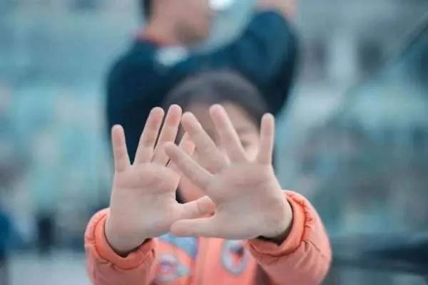 遭邻居侵害女童苏醒，她是否能够走出这个噩梦？