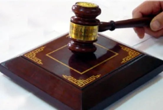 现行宪法规定，人民法院依照法律规定独立行使审判权，不受___。