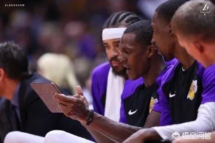 隆多加盟湖人首秀，与掘金季前赛首节比赛中隆指导召集詹姆斯等队友讲战术，你怎么看？