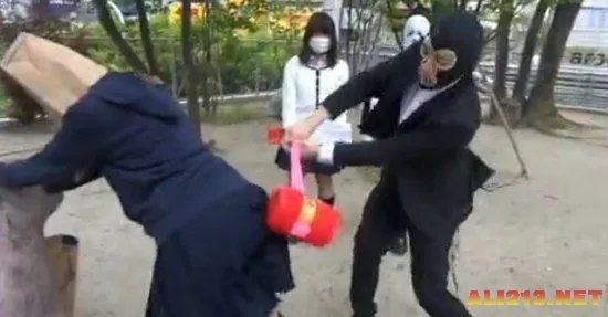 日本女高中生凶残减压方式大揭秘 被男子打屁股