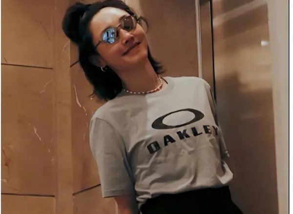 白百何带大儿子现身，为什么小肚腩最为抢镜呢？