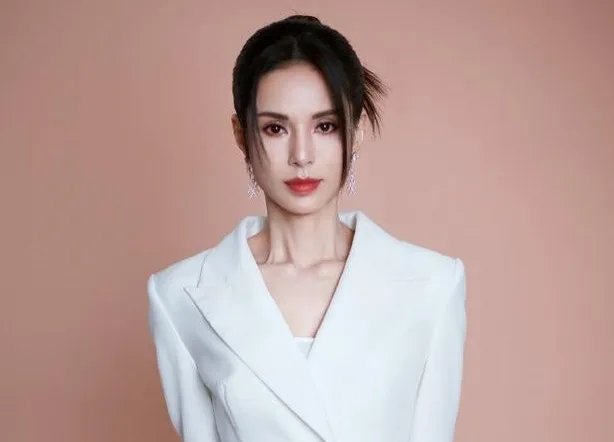 李若彤谈脱口秀有提词器，你对她的言谈怎么看？